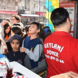 Sadettin Saran'ın 's&ouml;z&uuml;n&uuml; tut' dediği esnaf 300 kilo tavuk d&ouml;ner dağıttı