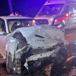 Sakarya'da iki otomobil &ccedil;arpıştı: Yaralılar var