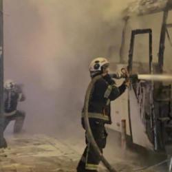 Seyir halindeyken yandı! İş&ccedil;i servisi k&uuml;le d&ouml;nd&uuml;