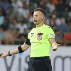 S&uuml;per Lig'in son yıllardaki 'Derbi' hakemi asıl mesleğini yaparken g&ouml;r&uuml;nt&uuml;lendi