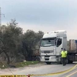 TIR&rsquo;ın altında kalan s&uuml;r&uuml;c&uuml; ağır yaralandı