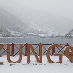 Trabzon&rsquo;un turizm merkezi kışın da g&ouml;zde: Uzung&ouml;l beyaz gelinliğini giydi