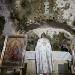 Hatay'da Noel ayini d&uuml;nyanın ilk mağara kilisesinde yapıldı