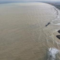 Yağış sonrası denizde şoke eden g&ouml;r&uuml;nt&uuml;! Kahverengiye d&ouml;nd&uuml;