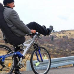 Yatarak s&uuml;r&uuml;len bisiklet tasarladı, polisler durdurdu! G&ouml;renler d&ouml;n&uuml;p bir daha bakıyor!