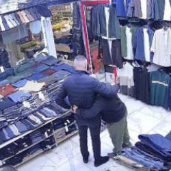 Y&uuml;rekleri ısıtan anlar: Esnaftan down sendromlu gence kazak 