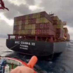 &Ccedil;anakkale Boğazı'nda arızalanan dev gemi r&ouml;mork&ouml;rlerle kurtarıldı