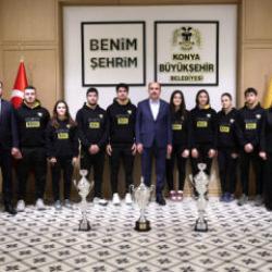 Konya'nın başarılı judocuları kazandıkları kupaları başkan Altay'a takdim etti