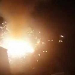 Arnavutk&ouml;y'de elektrik kabloları bomba gibi patladı, mahalleli sokağa d&ouml;k&uuml;ld&uuml;