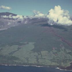 Fransa'da alarm seviyesi y&uuml;kseltildi! D&uuml;nyanın en aktif yanardağı harekete ge&ccedil;ti