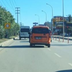 Adana'da pes dedirten g&ouml;r&uuml;nt&uuml;: Emniyet kemerini kapıya bağladı