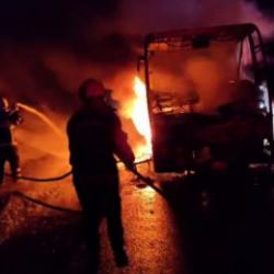 Adana'da seyir halindeki yolcu otob&uuml;s&uuml; alev alev yandı