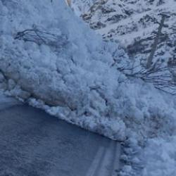 AFAD uyarmıştı! Hakkari-&Ccedil;ukurca kara yoluna &ccedil;ığ d&uuml;şt&uuml;