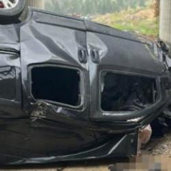 Feci kaza: Ara&ccedil; otoyol k&ouml;pr&uuml;s&uuml;nden d&uuml;şt&uuml;: 2 &ouml;l&uuml;, 3 yaralı