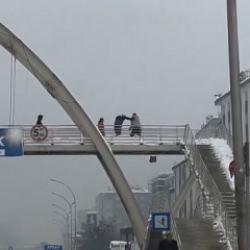 Ara&ccedil;lara kar topu atan &ccedil;ocukları &uuml;st ge&ccedil;itte tekme tokat d&ouml;vd&uuml;