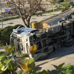 Avcılar'da faciadan d&ouml;n&uuml;ld&uuml;: Tabelaya &ccedil;arpan hafriyat kamyonu devrildi