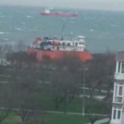 Avcılar'da s&uuml;r&uuml;klenen yakıt tankeri kıyıya 30 metre kala durabildi