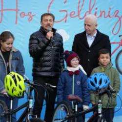 Bah&ccedil;elievler&rsquo;de 100 &ccedil;ocuğa bisiklet hediye edildi 