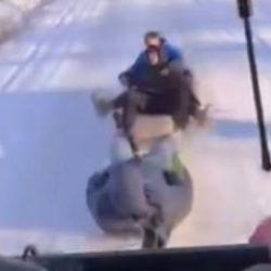 Bursa'da &ccedil;ocuklar trakt&ouml;r arkasında karın tadını &ccedil;ıkardı