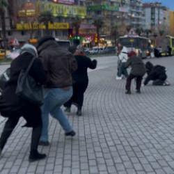 Bursa'da vatandaşlar fırtınada u&ccedil;mamak i&ccedil;in yerlere b&ouml;yle yattılar!