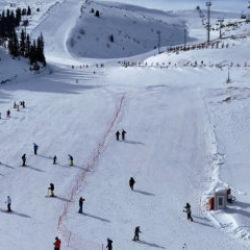 &Ccedil;ambaşı Kayak Merkezi&rsquo;nde hafta sonu yoğunluğu: Pistler kayak tutkunlarıyla doldu