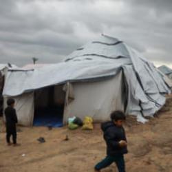 Gazze'de yokluk ve zorlu şartlar: Anne ve &ccedil;ocuğu yanan &ccedil;adırda can verdi