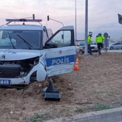 Denetleme noktasından ka&ccedil;an otomobille polis aracı &ccedil;arpıştı: 3 polis yaralı