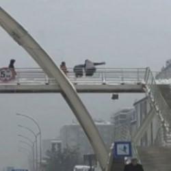 Diyarbakır'da bir şahıs &ccedil;ocukları &ouml;ld&uuml;resiye d&ouml;vd&uuml;: O anlar kamerada