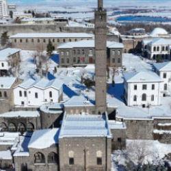 Diyarbakır&rsquo;daki tarihi yapılar beyaza b&uuml;r&uuml;nd&uuml;