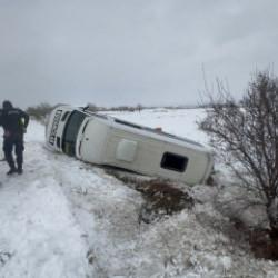 Elazığ'da karlı yolda feci kaza! Yolcu minib&uuml;s&uuml; şarampole u&ccedil;tu: 9 yaralı