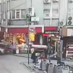 Emin&ouml;n&uuml;'nde can pazarı yaşandı! Araba &ouml;nce motora sonra d&uuml;kkana &ccedil;arptı