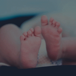 Esenler&rsquo;de şoke eden olay: Dondurucu soğukta otob&uuml;s durağında bebek bulundu!