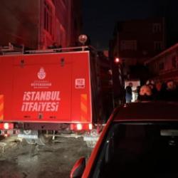 Fatih&rsquo;te 5 katlı binada yangın: 6 kişi dumandan etkilendi