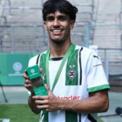 Fenerbah&ccedil;e ve Galatasaray'ın istediği 17 yaşındaki yıldız kararını verdi