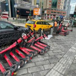 Fırtına u&ccedil;urdu: B&uuml;feler yerle bir oldu, ağa&ccedil;lar devrildi, y&uuml;r&uuml;mek imkansız hale geldi