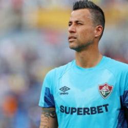 Futbol tarihinin en &ccedil;ok ma&ccedil;a &ccedil;ıkan ismi Fabio'dan 45 yaşında yeni s&ouml;zleşme