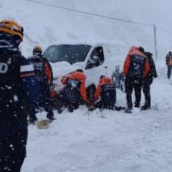 Hakkari'de &ccedil;ığ altında kalanlar kurtarıldı