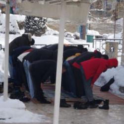 &ldquo;Hava isterse -30 derece olsun&rdquo; dediler cuma namazını dışarıda kıldılar