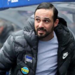 K&ouml;kl&uuml; takımları &ccedil;alıştırmıştı! &Uuml;nl&uuml; hoca fast food zincirinde işe başladı