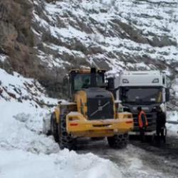 Kar yolları kilitledi: Y&uuml;zlerce TIR yollarda mahsur kaldı