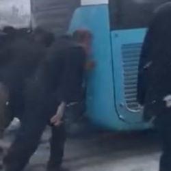 Kar nedeniyle yolda kalan otob&uuml;s&uuml;n yardımına vatandaşlar yetişti
