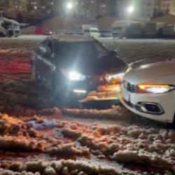 Karlı zeminde drift yapan s&uuml;r&uuml;c&uuml;lerin kaza anları kameralara yansıdı