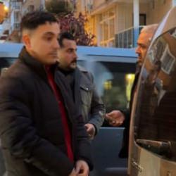 Kuruyemiş&ccedil;ide sıra kavgası! Başını yere &ccedil;arpan m&uuml;şteri ağır yaralandı