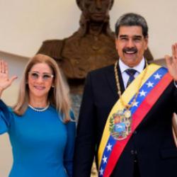 Maduro ve eşinin nasıl esir alındığı ortaya &ccedil;ıktı! S&uuml;r&uuml;klenerek &ccedil;ıkarıldılar