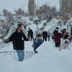 Muradiye Şelalesi kış manzarasıyla ziyaret&ccedil;ilerin ilgi odağı oldu