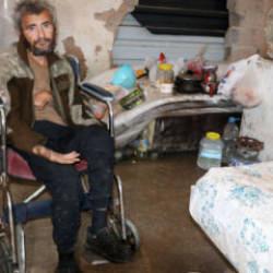 Muşambayla &ccedil;evrili alanda yaşam m&uuml;cadelesi veren engelliden g&uuml;zel haber