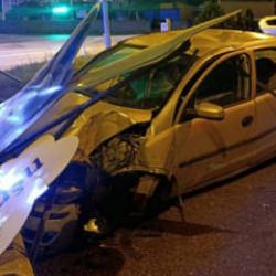 Otomobil aydınlatma direğine &ccedil;arptı: 3 yaralı