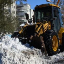 Siverek'te kar k&uuml;tleleri kamyonlarla şehir dışına taşınıyor
