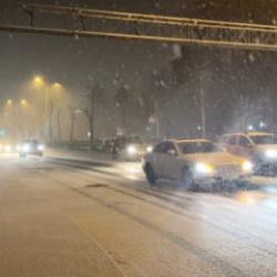 Son dakika: İstanbul'da beklenen kar yağışı başladı! Ara&ccedil;lar yolda kaldı