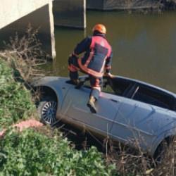 Sulama kanalına d&uuml;şen otomobilin s&uuml;r&uuml;c&uuml;s&uuml; hayatını kaybetti